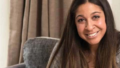 Μια γυναίκα χαμογελάει στην κάμερα