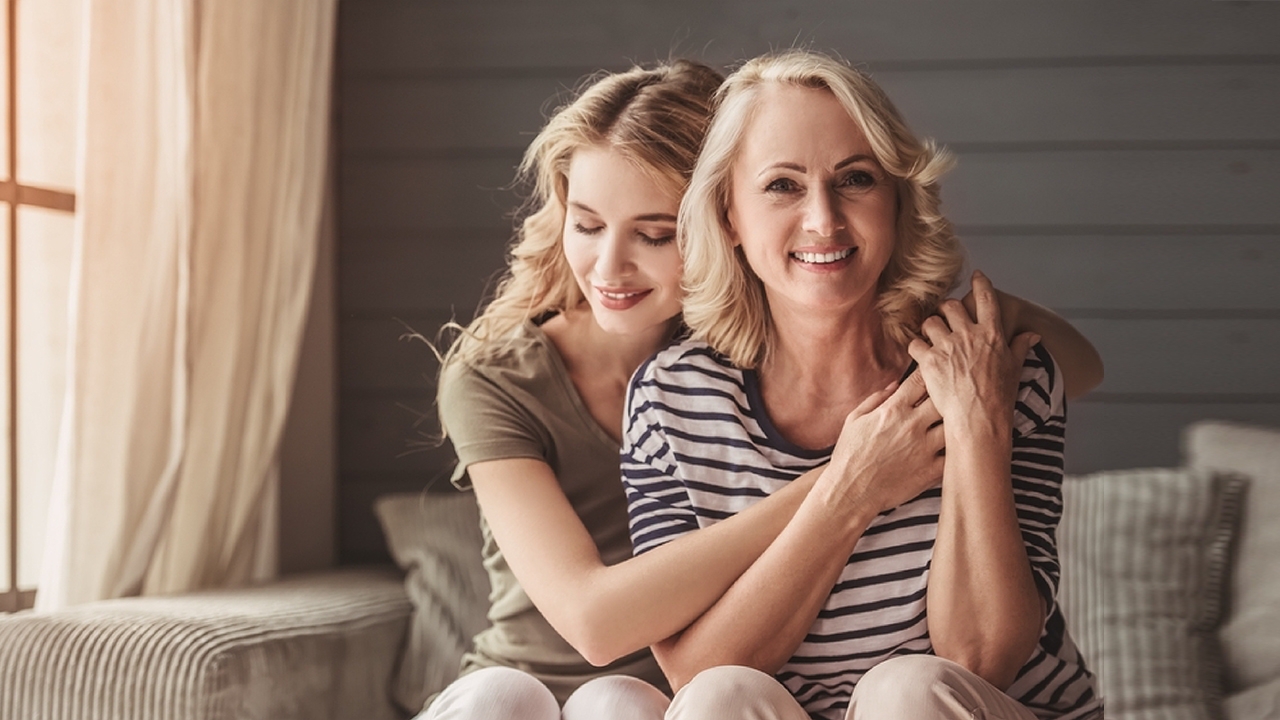 Μια κοπέλα αγκαλιάζει τη μαμά της