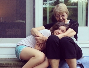 γιαγιά αγκαλιάζει την εγγονή της