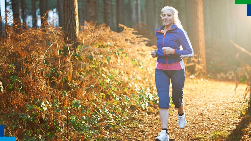 μία γυναίκα αθλείται στο δάσος
