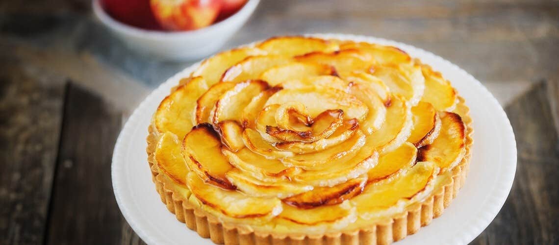 Golden apple tart decorated with apple slices Τάρτα Μήλου