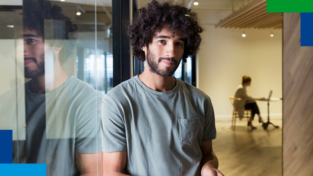 Ένας νεαρός χαμογελάει στην κάμερα
