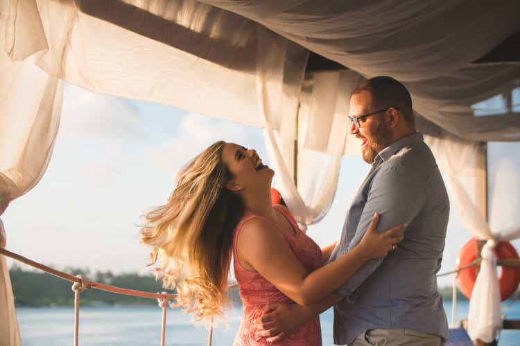 Μια γυναίκα και ένας άνδρας σε ένα καράβι χορεύουν και χαμογελάνε 
