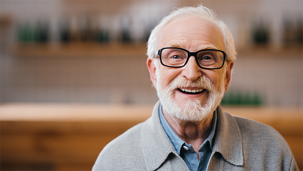 Ένας κύριος με γυαλιά χαμογελάει