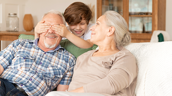 παιδάκι παίζει με τον παππού και τη γιαγιά του