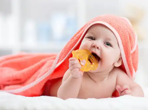 Primii dinți la bebeluși: Care sunt semnele dentiției?