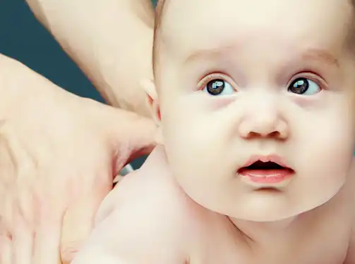 Masowanie maluszka przy dolegliwościach bólowych