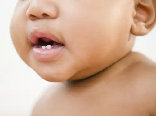Jak uklidnit dítě s bolestmi při růstu zubů