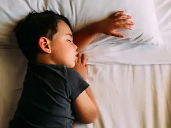 Ako pomôcť vášmu dieťaťu prečkať noc s horúčkou