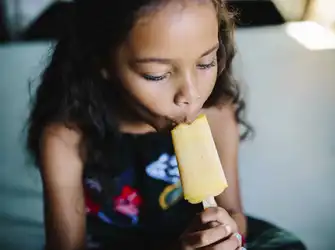 Štyri jedlá pre upokojenie bolesti hrdla vášho dieťaťa