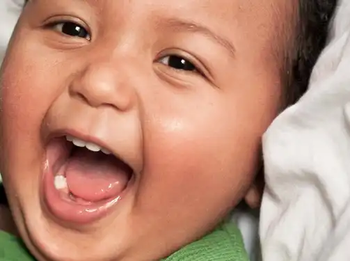 Jak dbać o zęby niemowlaka?