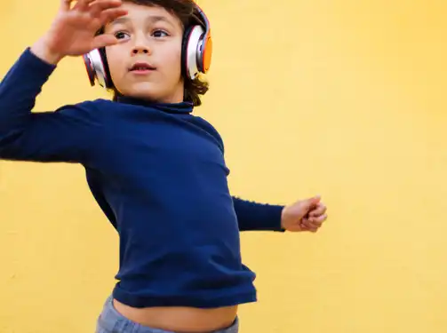 Jak sprawdzić czy dziecko boli ucho? Co jest przyczyną?