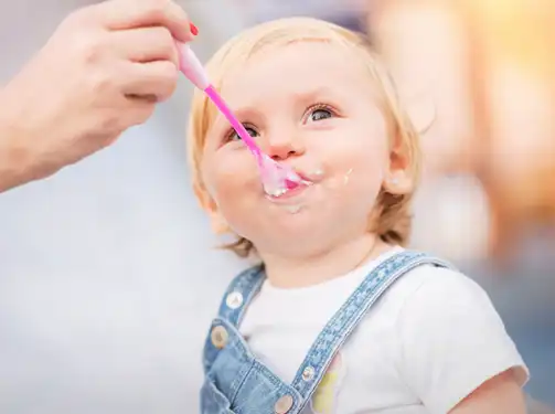 Diversificarea alimentației copilului: ce este, când apare și cum se face?