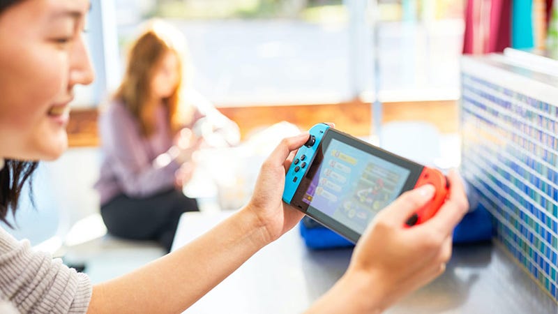 玩家在室内使用Switch游戏机