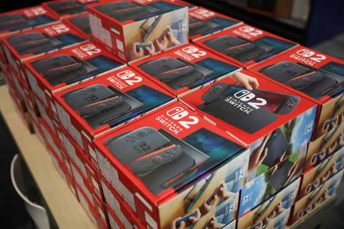 Os consoles Nintendo 2 embalados são exibidos em uma loja Best Buy em 5 de junho de 2025, em Pembroke Pines, Flórida. A empresa espera vender 15 milhões de unidades do novo console em todo o mundo nos próximos oito meses. Os consoles Nintendo 2 embalados são exibidos em uma loja Best Buy em 5 de junho de 2025, em Pembroke Pines, Flórida. A empresa espera vender 15 milhões de unidades do novo console em todo o mundo nos próximos oito meses.