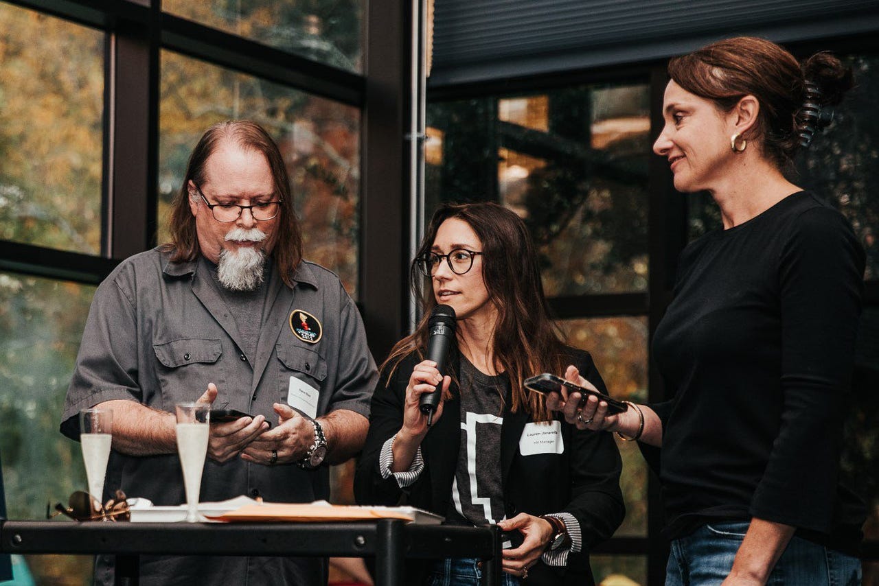 Red Storm Studio的标志姓图片,显示工作室团队和办公环境