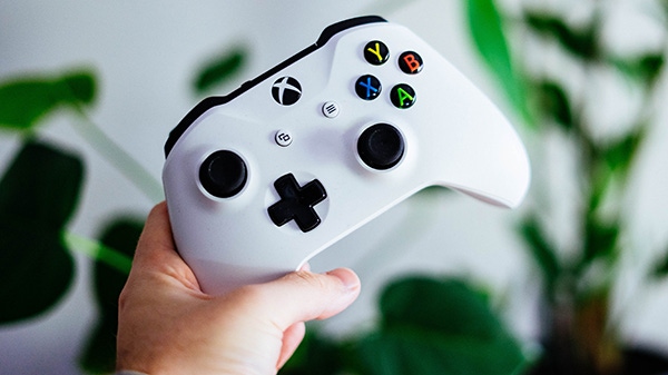 Xbox Series X控制器图片,展示微软新一代游戏主机外观