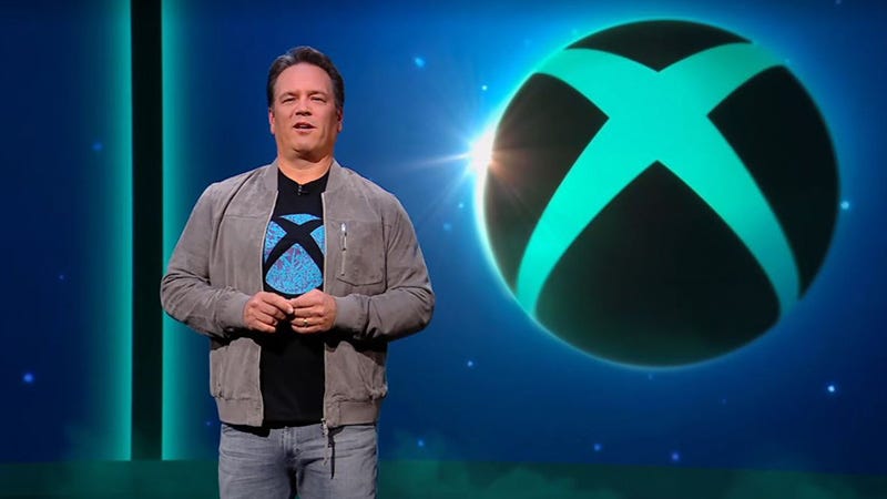微软Xbox展示会照片,菲尔·斯宾塞在舞台上发表讲话