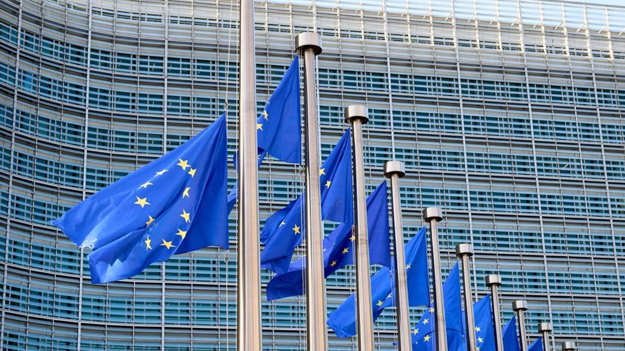 Raising of the European flag in front of the Berlaymont building to mark the anniversary of its creation Raising of the European flag in front of the Berlaymont building to mark the anniversary of its creation