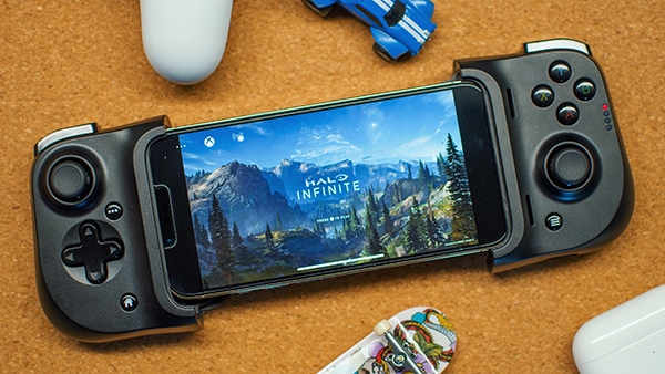 A photograph of Halo Infinite running on a mobile phone. A photograph of Halo Infinite running on a mobile phone.