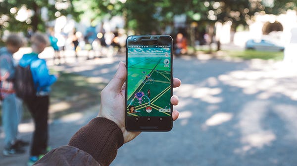 Pokémon GO 游戏截图,显示游戏界面和角色