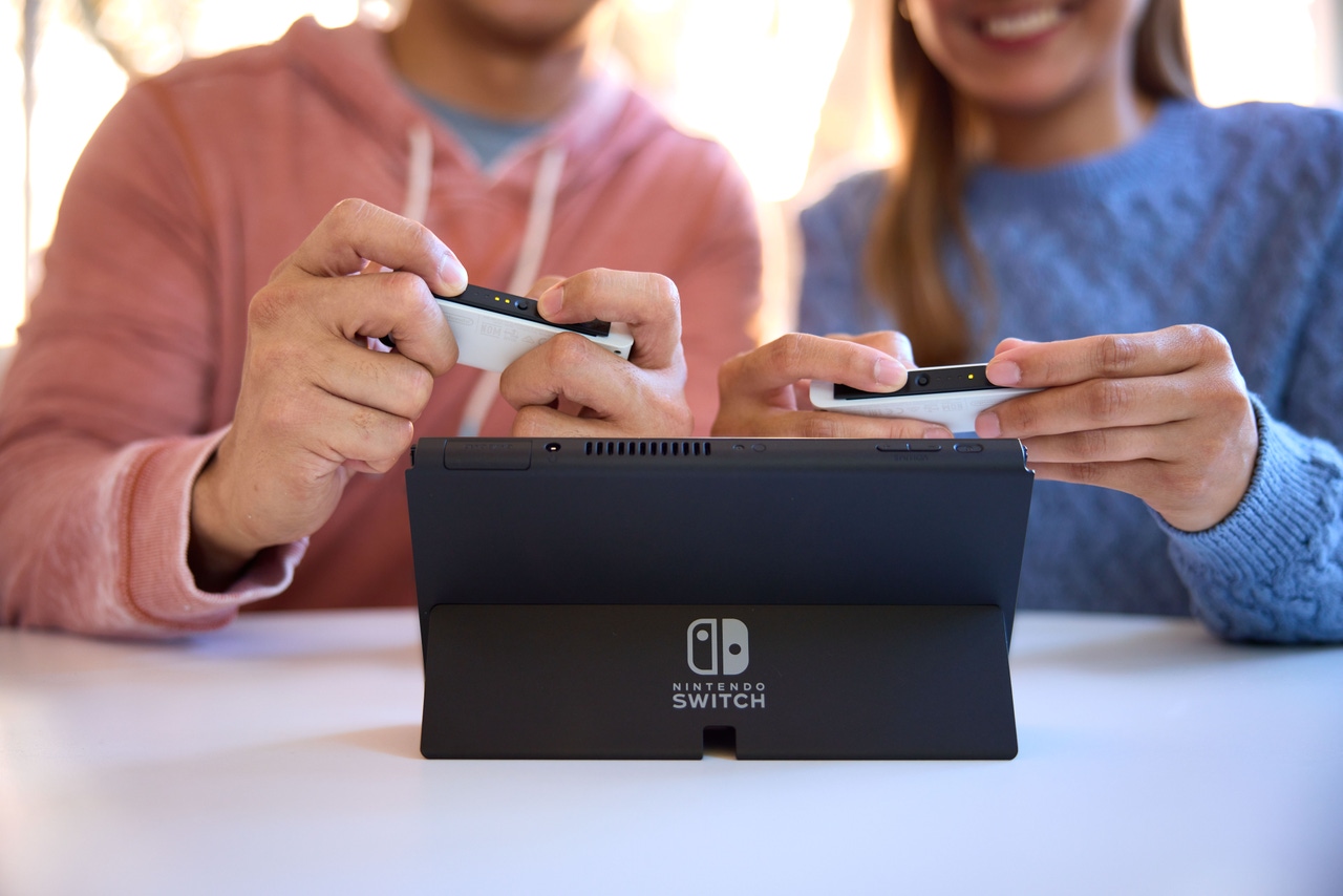 people playing Nintendo Switch people playing Nintendo Switch