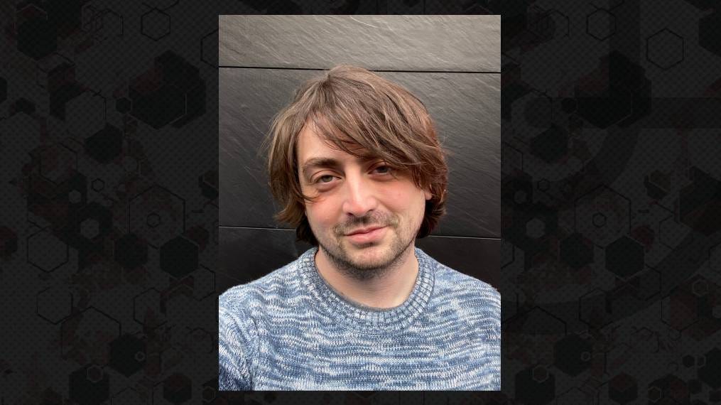 Jared Rosen,背部站立,背景为Turtle Rock Studios工作室