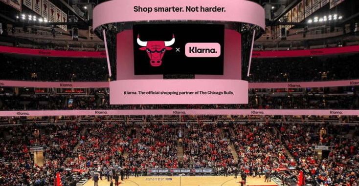 The Chicago Bulls stadium with a Klarna advertisement  