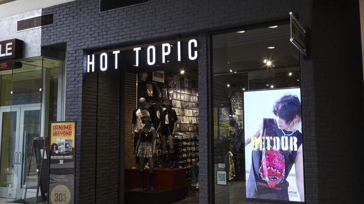 Hot Topic storefront.