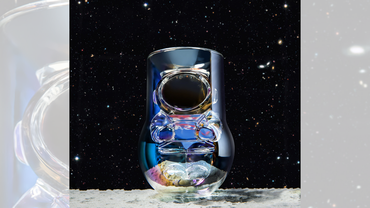 The glass itself, featuring the NASA symbol and Artemis badge on the astronaut’s suit. The glass itself, featuring the NASA symbol and Artemis badge on the astronaut’s suit.
