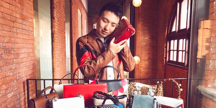 Chinese Influencer Debuts Handbag on WeChat