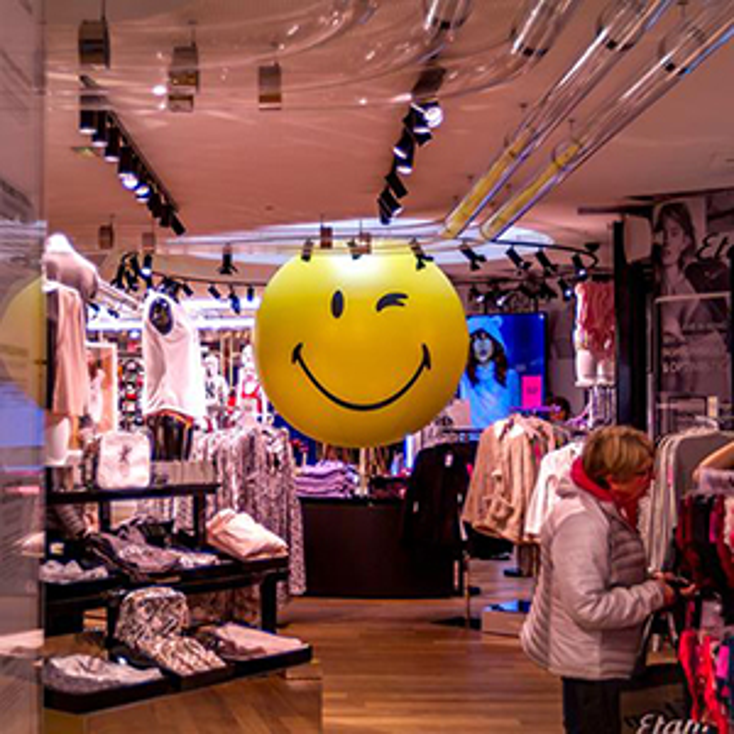 Smiley Strips Down with Undiz Smiley Strips Down with Undiz