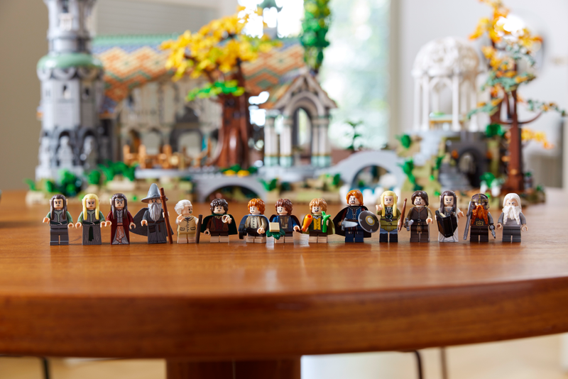 The 15 minifigures.