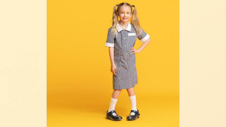 Model wearing “SpongeBob SquarePants” school shoes. Model wearing “SpongeBob SquarePants” school shoes.