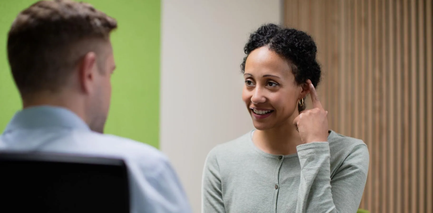 dekstop banner 1821x896_AN_BrandElementsPhotography_FemaleHICustomerInteractingWithHCP_V5_EN_V1.00.jpg