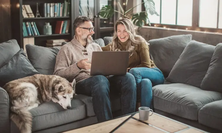 nulltarif-moodbild-paar-mit-hund.webp