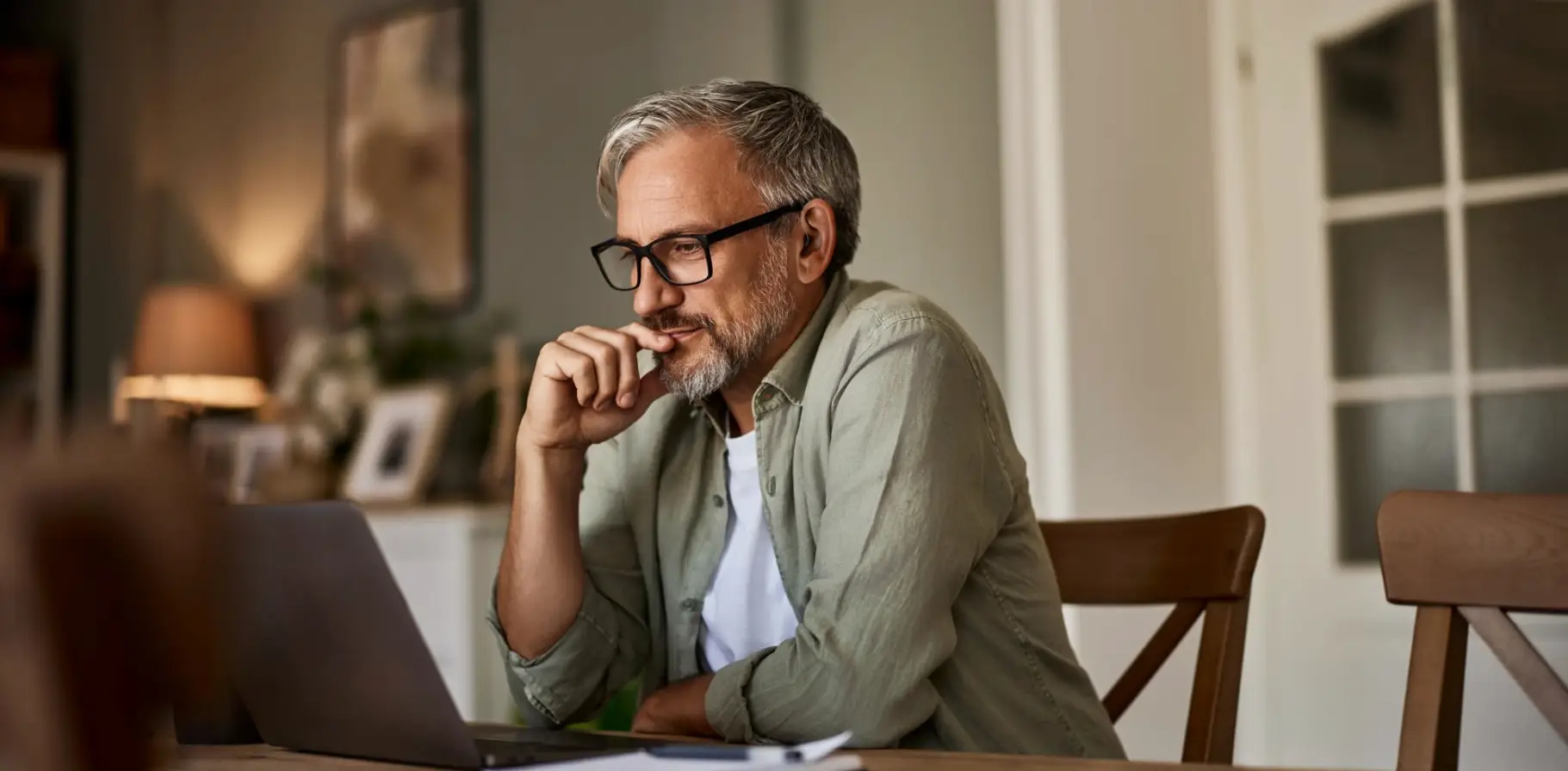 Desktop banner 1821x896_iStock-1623129811_Hearing_Aid_BSK_sRGB_XXL_10K_02.webp