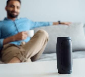 man-luistert-naar-muziek-via-bluetooth-332.jpg