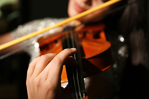 woman-playing-violin-at-music-500.jpg