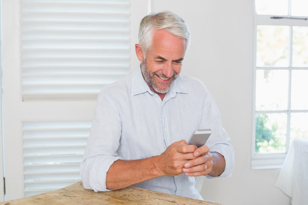man-glad-mobiltelefon.jpg