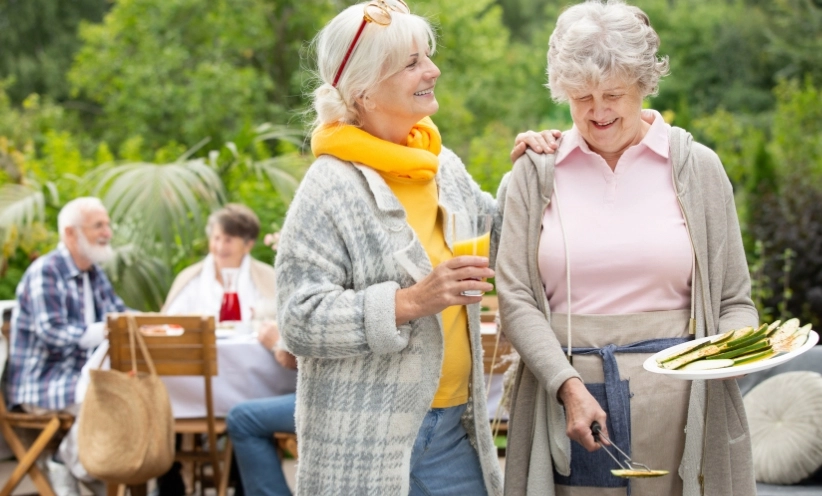 geers-hörgeräte-ältere-freundinnen-grillen-lachen.webp