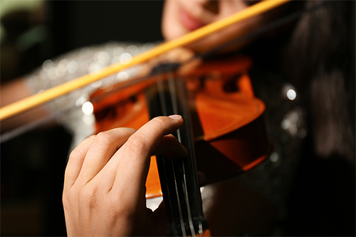 woman-playing-violin-at-500.jpg