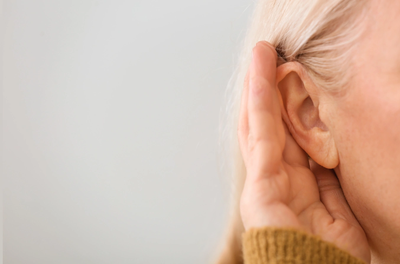 frau-haelt-hand-neben-ihr-ohr