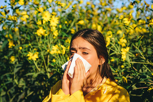 sneezing-young-girl-with-nose-500.jpg