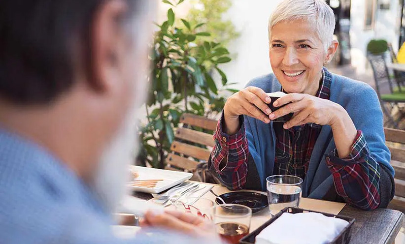 frau-unterhaelt-sich-bei-einem-kaffee.jpg