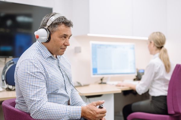 auckland man having a hearing test 600x400.jpg