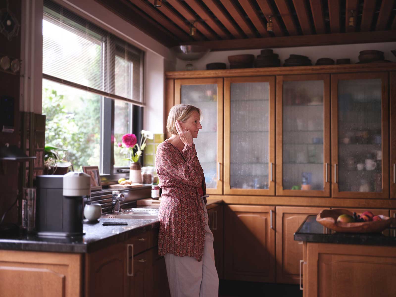 vrouw-keuken-hand-oor-roze-eon.jpg