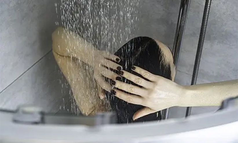 frau-steht-unter-der-dusche.jpg