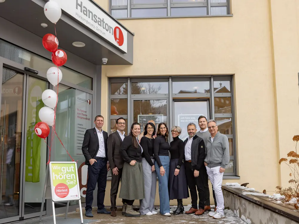 wieder-eroeffnung-altenmarkt-eingang mit team.webp