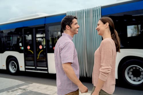 mann-hoergeraet-busfahren.jpg
